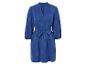 Robe bleue à fleurs, style bohème, ceinture assortie.