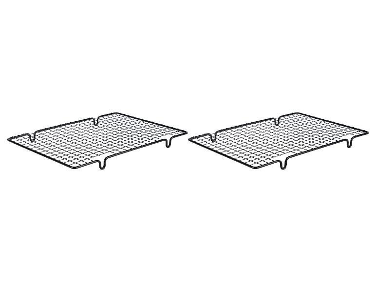 Deux grilles de refroidissement noires.