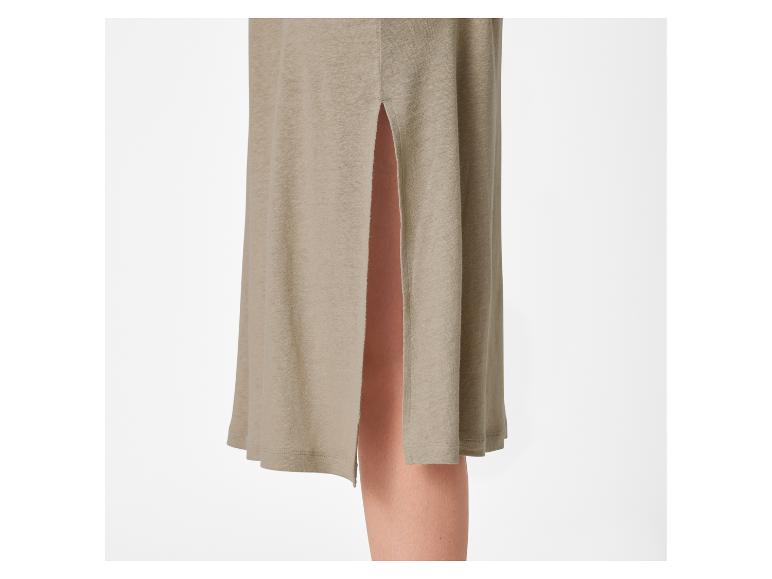 Robe mi-longue beige à fente, style minimaliste.