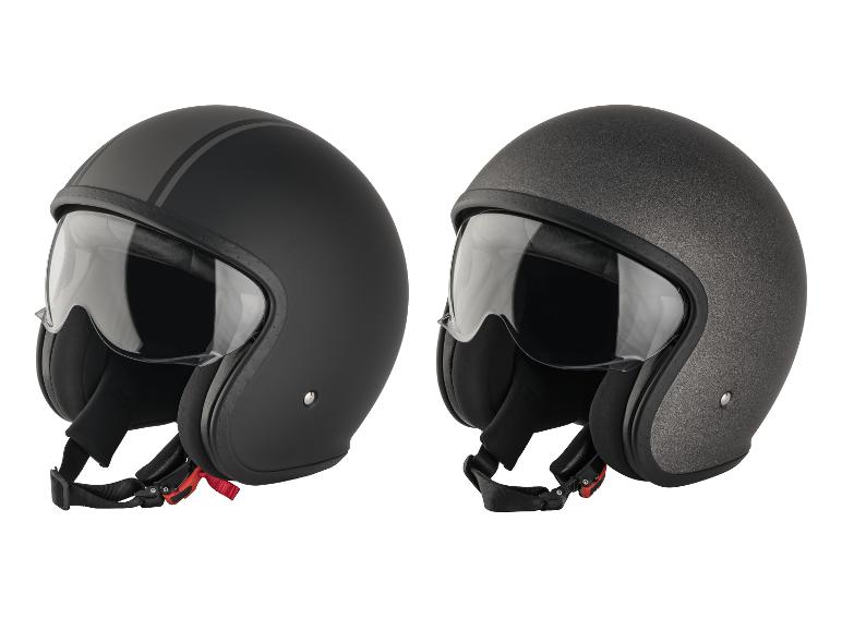 Deux casques de moto noirs avec visière