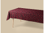 Nappe à carreaux rouges et noirs avec des accents dorés sur une table.