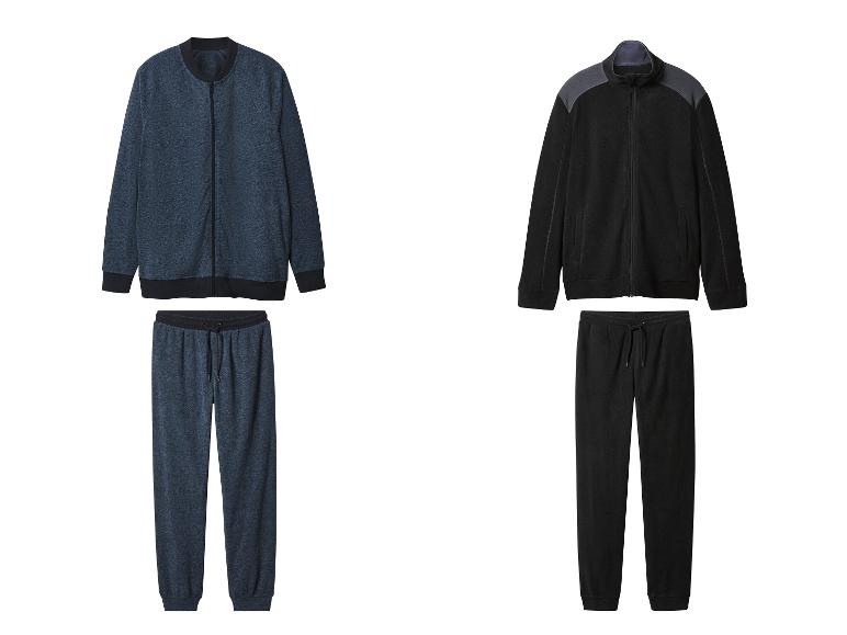 Deux ensembles de survêtements, un bleu et un noir, composés de vestes et de pantalons assortis.