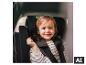 Un enfant souriant assis en toute sécurité dans le siège auto BABYGO Freemove I-Size. [image générée par l'IA]