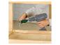 Une personne utilise un tournevis et une perceuse Parkside pour fixer du bois.