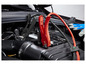 Câbles de démarrage connectés à une batterie de voiture.