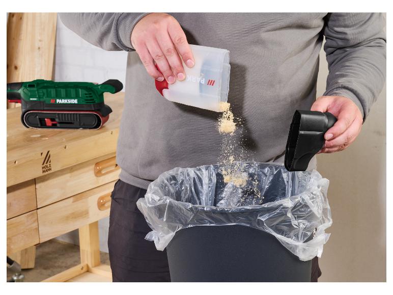 Une personne vide la sciure d'une ponceuse Parkside dans une poubelle.