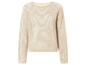 Pull en maille beige à manches longues.