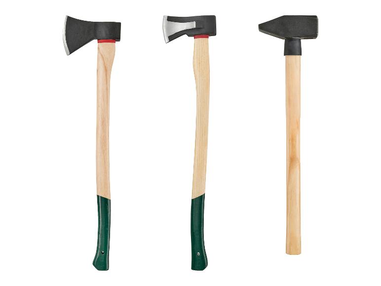 Deux haches et un marteau avec des manches en bois