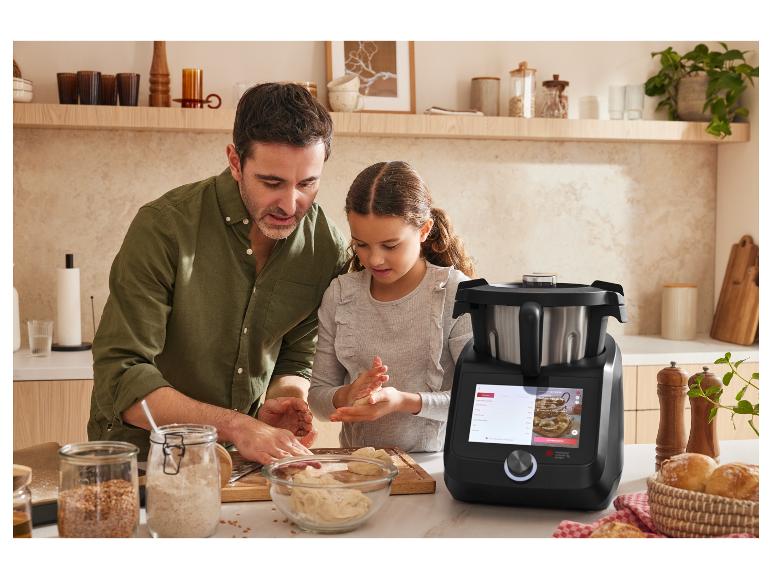 Un père et sa fille préparent de la pâte avec un robot de cuisine Monsieur Cuisine Connect.