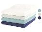 Une pile de linge de lit en blanc, bleu clair et bleu foncé