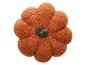 Coussin en peluche en forme de citrouille.