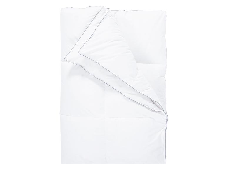Une couette blanche avec une bordure grise.
