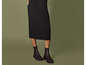 Une jupe en tricot noire et des bottines marron.