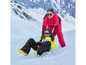 Deux enfants en vêtements d'hiver, un blouson rouge et un jaune, jouent dans la neige.