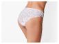 Sous-vêtements blancs en dentelle sur un corps féminin.