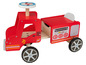 Un camion de pompiers en bois rouge avec des roues qui tournent