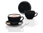Une tasse et une soucoupe noires avec un cappuccino et une cuillère.