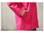 Un imperméable rose avec une poche