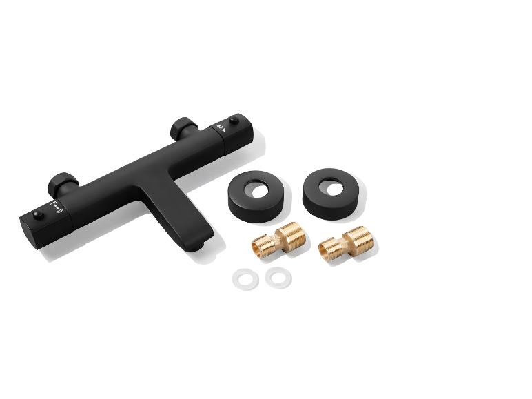 Mitigeur de douche thermostatique noir mat avec pièces de montage.