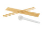 Un ensemble de brochettes en bois et une cuillère blanche.