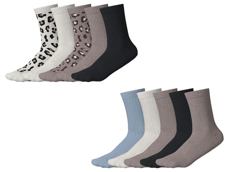 Dix paires de chaussettes, cinq à motifs léopard et cinq unies, dans des tons neutres.