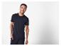 T-shirt et short noirs pour homme.