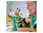 Fille arrangeant un bouquet de fleurs jouets dans un vase.