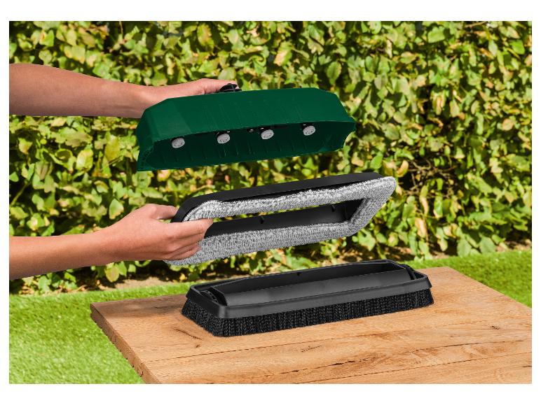 Un nettoyeur haute pression Kärcher vert avec différentes buses de pulvérisation, une brosse et un chiffon en microfibre.