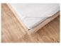 Un matelas blanc sur un sommier beige.
