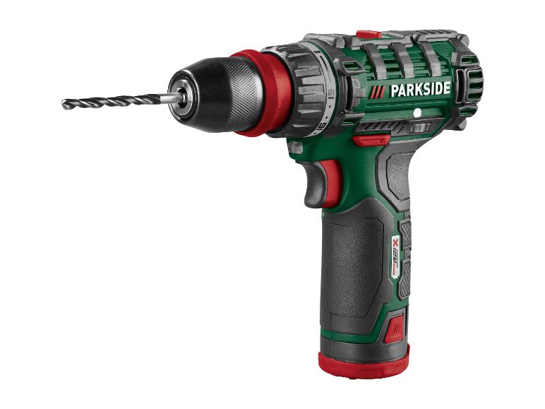 Perceuse sans fil verte et noire avec un foret, avec des accents rouges.