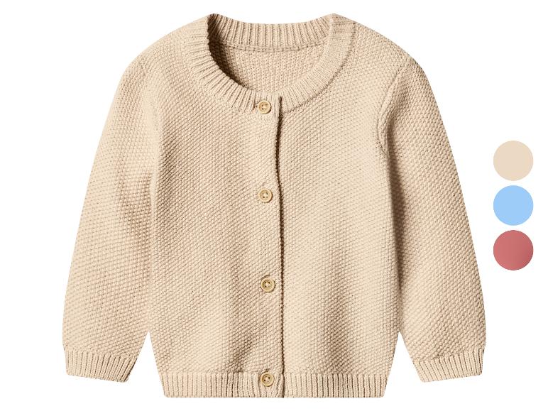 Cardigan en maille beige avec boutons en bois, également disponible en bleu et rose.