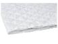 Une couette blanche avec un motif matelassé.