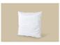 Oreiller blanc matelassé sur fond beige