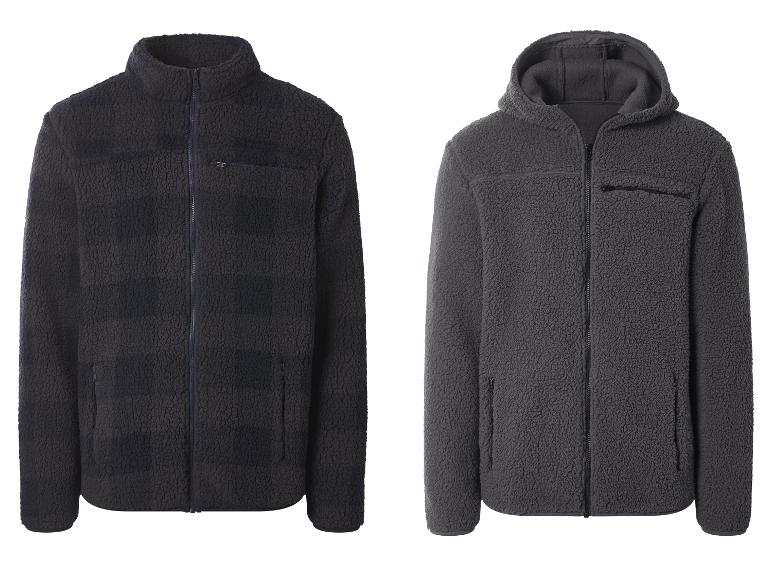 Deux vestes polaires pour hommes : une bleu marine à col montant et une grise à capuche.