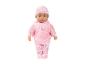 Poupée bébé en pyjama rose avec cœurs et roses.