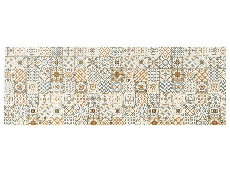 Carreaux de sol ou muraux à motifs géométriques et floraux dans des tons terreux.