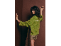 Femme portant un pull en maille vert avec une inscription au dos.