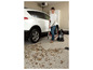 Un homme utilise un aspirateur Kärcher MultiClean WC pour aspirer les feuilles de son garage.