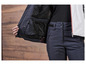 Une veste bleu foncé avec une doublure en mesh et un pantalon bleu foncé.