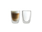 Deux verres de latte macchiato et un verre vide