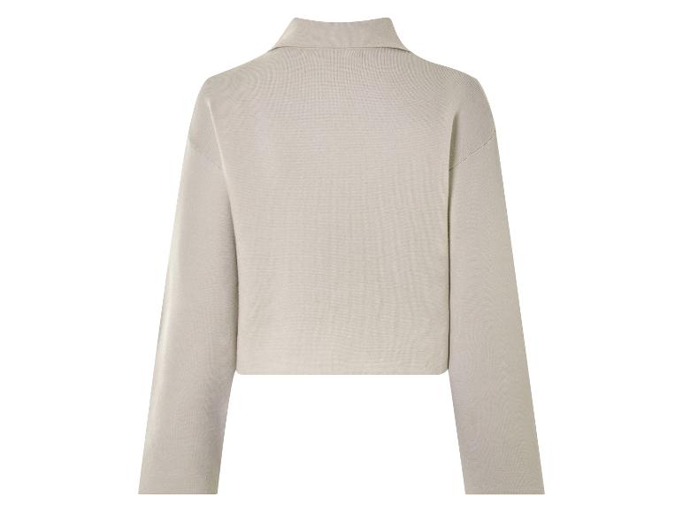 Pull beige à manches longues.