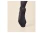 Gros plan d'un pied portant des collants noirs, montrant la plante et le talon.