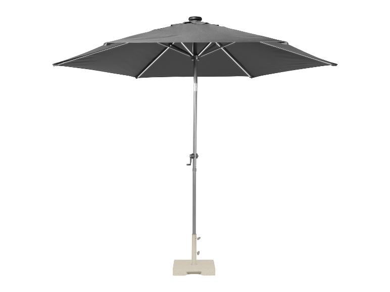 Parasol de terrasse gris avec manivelle et base carrée.