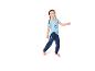 Fille souriante en pyjama bleu avec t-shirt et pantalon à motifs de personnages de dessins animés.