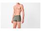 Homme en caleçon boxer vert olive, plan taille
