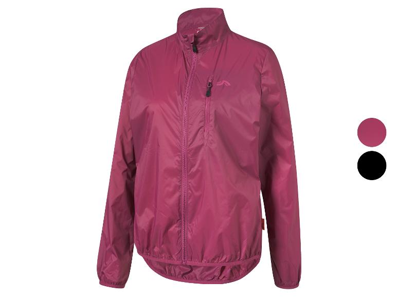 Une veste de pluie rose pour femme.
