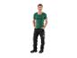 Homme souriant en t-shirt vert et pantalon de travail noir