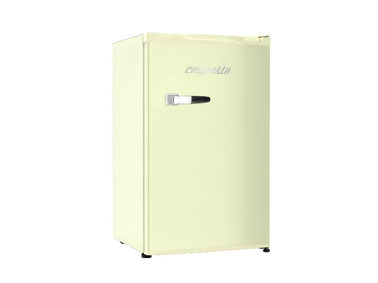 Réfrigérateur crème de style rétro avec poignée chromée et lettrage en relief sur la porte