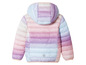 Une veste d'hiver arc-en-ciel rose, violet et bleu avec une capuche