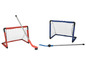 Deux buts de football avec des filets, une crosse de hockey et un palet.